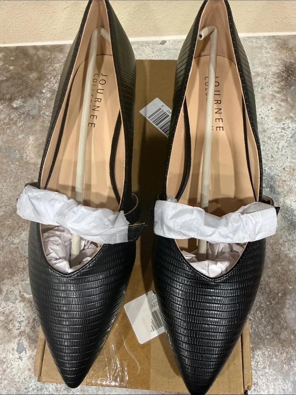 Journee Collection textured pointed